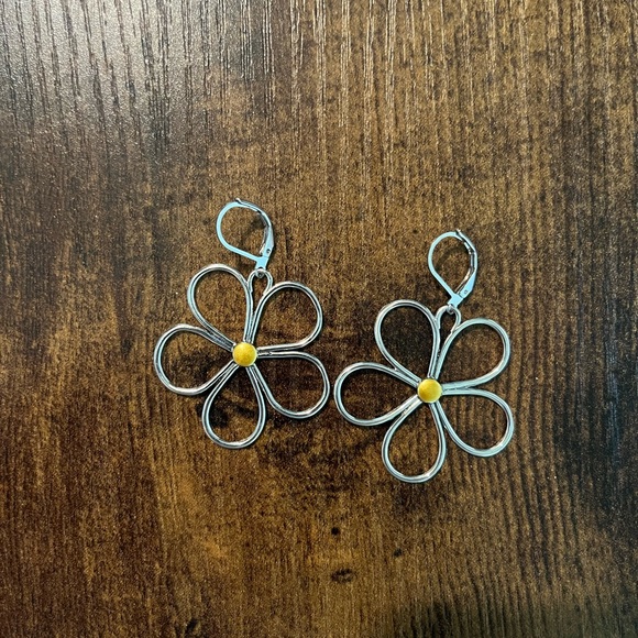 Jewelry - Hollow Flower Earrings